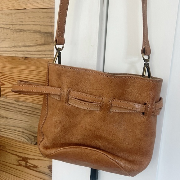 NWT Madewell The Florence Drawstring Crossbody Bag in Leather - Picture 5 of 7